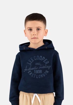 Sweat à capuche bleu marine avec un graphisme frontal présentant le texte « Lee Cooper Authentic Heritage 1908 East London » et des accents en métal argenté.