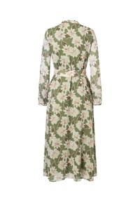 Langes, florales Kleid in Olivgrün mit tailliertem Gürtel, langen Ärmeln und fließender Silhouette. Der Stoff hat ein leicht strukturiertes Aussehen.