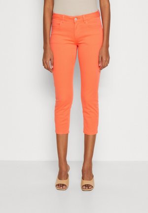 Jean croppé orange vif avec une coupe ajustée, fabriqué en denim. Doté d'une disposition à cinq poches et d'une fermeture à bouton à l'avant.