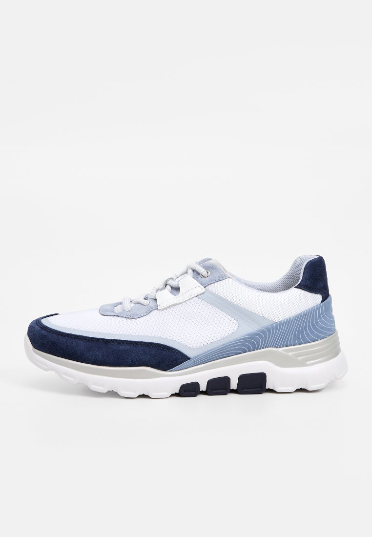 Sportliche Sneakers mit einem weißen Mesh-Obermaterial und blauen Wildleder-Details, einer grauen Zwischensohle und einer strukturierten Gummisohle mit Traktionsmustern.