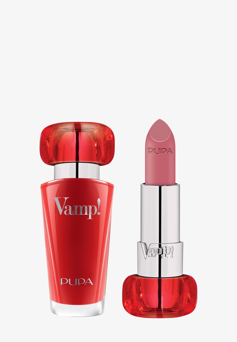 Rode cosmetische fles en bijpassende lipstick. De fles heeft een doorzichtige bodem, een ronde rode dop en zilveren accenten; de lipstick is zachtroze.