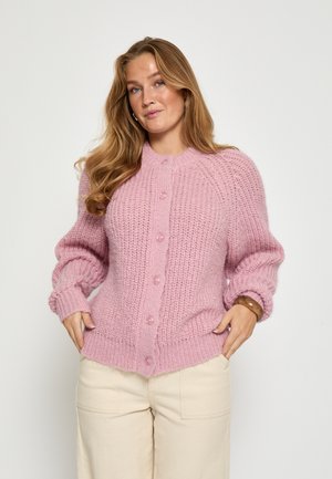 Roze gebreide cardigan met een textuurontwerp, ronde halslijn en grote knopen. Heeft volumineuze mouwen met geribde manchetten en zoom.