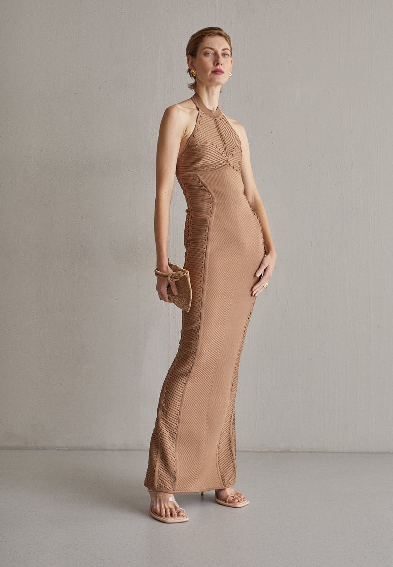 Hervé Léger LAW ROACH RIBBON EMBROIDERED HALTER GOWN - Alkalmi viselet - honey