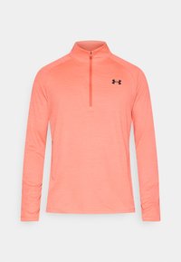 Ελαφρύ πουλόβερ μακρυμάνικο σε ζωντανό κοραλλί χρώμα με φερμουάρ στο ένα τέταρτο, υφασμάτινη υφή και μαύρο λογότυπο στο αριστερό μέρος του στήθους.