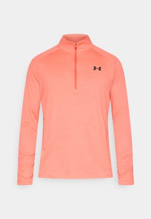 Lichtgewicht trui met lange mouwen in helder koraal, voorzien van een kwart ritssluiting, gestructureerde stof en een zwart logo op de linkerborst.