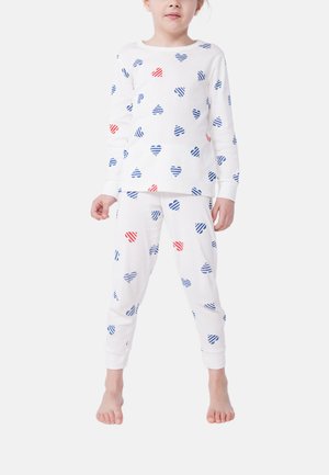 Valkoinen pyjama-setti, jossa on sinisiä ja punaisia raidallisia sydänkuvioita. Setissä on pitkät hihat ja tiukat housut, jotka on valmistettu pehmeästä ja mukavasta kankaasta.