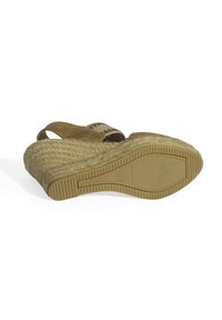 Sandale compensée avec une semelle en jute tissée, dessus en daim marron, bride élastique et semelle en caoutchouc texturé pour une meilleure adhérence.