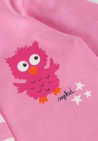 Helles pinkes Gewebe zeigt eine Cartoon-Eule in einem dunkleren Rosaton, mit weißen Augen und orangefarbenem Schnabel, neben drei weißen Sternen und dem Text "sigikid".