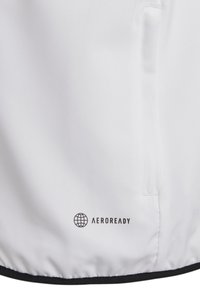 Witte sportkleding met een gladde textuur, voorzien van een zwarte zoom en het "AEROREADY"-logo gedrukt aan de onderkant.