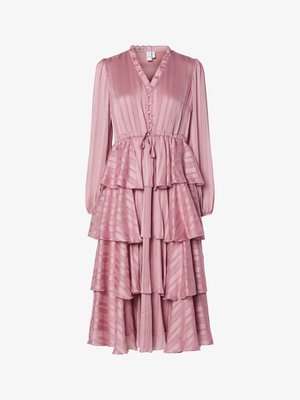 Lang rosa kjole med V-hals, volangkrage, knappeåpning, lagdelt design med flere nivåer og vertikale striper i et lett materiale.