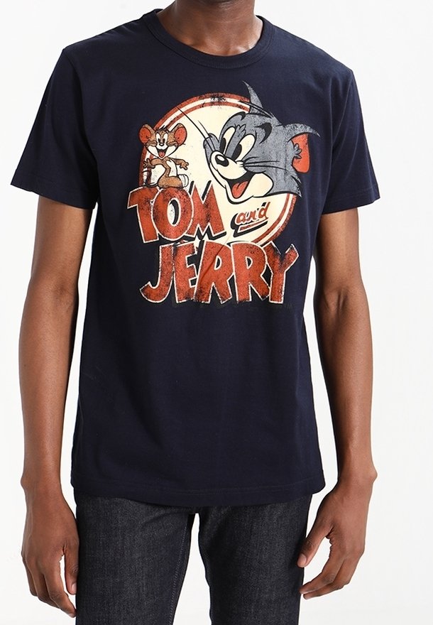 Eine Person trägt ein navyblaues T-Shirt mit einem Vintage-Design von "Tom und Jerry", auf dem die Cartoonfiguren Tom und Jerry deutlich zu sehen sind.