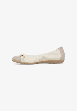 Scarpa bassa beige e crema con punta arrotondata, fibbia decorativa dorata sulla parte anteriore e suola in gomma flessibile.