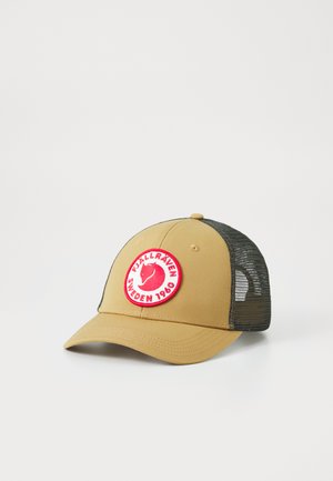 Beżowa czapka baseballowa z łukowatym daszkiem, siateczkowym tyłem oraz okrągłą, czerwoną naszywką z logo lisa i napisem "Fjällräven Sweden 1960."