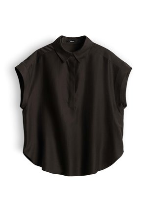 Zwarte blouse met korte mouwen en kraag, met een verborgen knoopsluiting en afgeronde zoom, getoond op een witte achtergrond.
