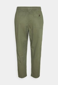 Olijfgroene casual broek met elastische tailleband en enkele achterzak met knoopsluiting, van achteren getoond op een witte achtergrond.
