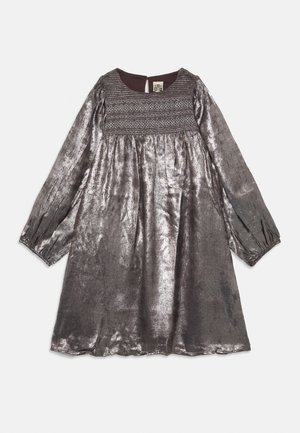 Dug sa dugim rukavima, metalik siva haljina za djecu sa nabranim korzetom i nabranym strukom, okruglim izrezom i elastičnim manžetama.