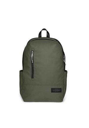 Grøn Eastpak rygsæk med lodret lynlåslomme foran, sidelommer, sort håndtag og Eastpak logo patch nederst foran.