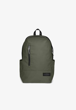 Grøn Eastpak rygsæk med lodret lynlåslomme foran, sidelommer, sort håndtag og Eastpak logo patch nederst foran.