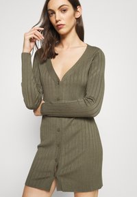 Abercrombie & Fitch BUTTON DEEP MINI - Vestido de malha - olive green