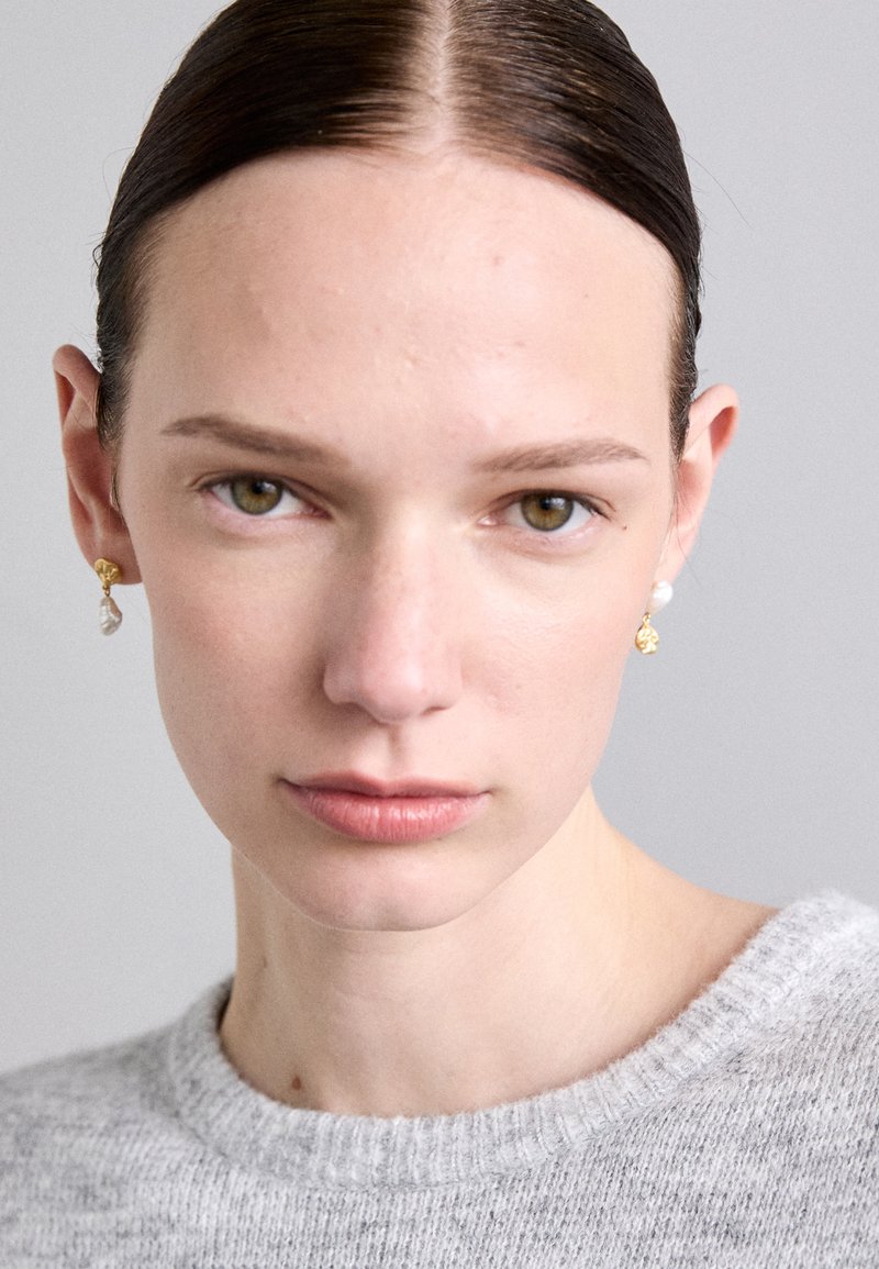 Monica Vinader - KESHI PEARL STUD DROP EARRINGS  - Korvakorut - white, Suurenna