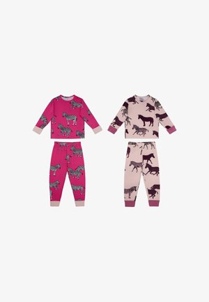 Dos conjuntos de pijamas infantiles: uno en rosa con cebras y el otro en beige con dibujos de caballos. Ambos tienen mangas largas y pantalones con puños.