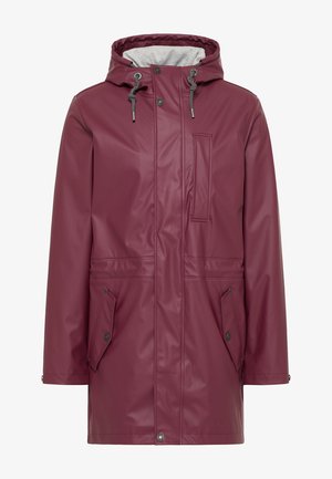 Tummanpunainen vedenpitävä sadetakki hupulla, jossa on harmaa vuori, nepparit, säädettävä kiristysnaru ja etutaskut kannattimilla.