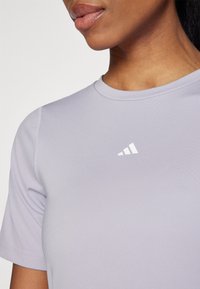 adidas Performance TECHFIT - T-skjorte til trening - glory grey