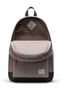 Šedý látkový batoh s zakřiveným vrcholem, horizontálně pruhovaným klopou a oranžovým stahovacím hřebínkem. Obsahuje diamantový logotyp a černý spodní panel.