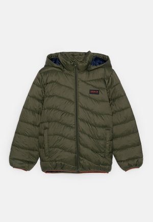 Giubbotto imbottito verde oliva con motivo trapuntato, cappuccio, zip frontale e due tasche laterali. Fodera rossa all'orlo. Patch con logo sul petto.