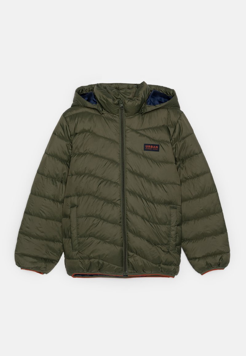 Doudoune verte olive avec motif matelassé, capuche, fermeture éclair avant et deux poches latérales. Doublure rouge au niveau de l'ourlet. Patch logo sur la poitrine.