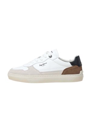 Zapatilla blanca con acentos de ante en gris claro y marrón. Cuenta con cordones, una suela de goma, una marca en el costado y un tirador negro en el talón.