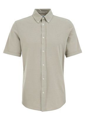 Camicetta a maniche corte di colore grigio chiaro realizzata in cotone morbido, con chiusura a bottoni e colletto classico; presenta un logo discreto sul petto.