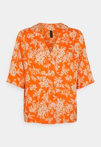 Chemise orange à manches courtes avec un motif floral blanc, décolleté en V, coupe décontractée et des boutons sur le devant. Tissu texturé.