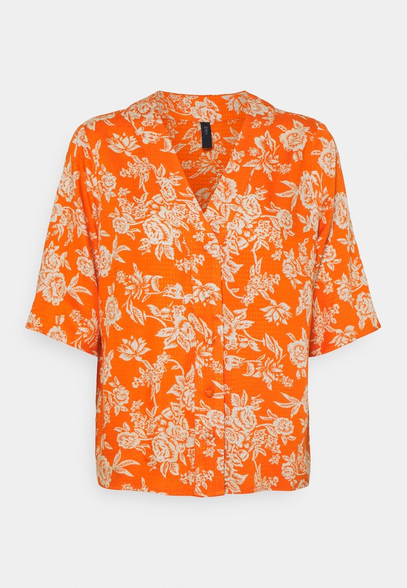 Chemise orange à manches courtes avec un motif floral blanc, décolleté en V, coupe décontractée et des boutons sur le devant. Tissu texturé.