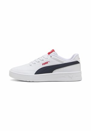 Weißer Puma-Sneaker mit schwarzem Streifen, rotem Puma-Logo an der Seite und Zunge, niedrigem Design und dicker weißer Sohle.