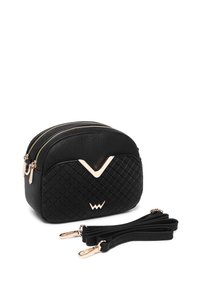 Schwarze Tasche aus Kunstleder mit einer gesteppten Textur, Hardware in Goldtönen, doppelte Reißverschlüsse und einem verstellbaren Riemen. Kompakte, abgerundete Form.