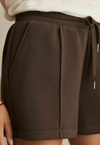Reiss REGULAR FIT - JOANNA INTERLOCK DRAWSTRING  - Tréningruha alsók - chocolate