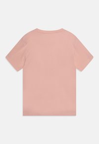 Camiseta de algodón de color rosa pálido con mangas cortas, cuello redondo y una textura suave. Color sólido y simple, sin patrones ni adornos.