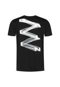 Zwarte katoenen T-shirt met een gelaagd wit grafisch ontwerp met diagonale lijnen en blokletters op de achterkant. Korte mouwen.