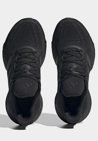 Czarne buty sportowe z teksturowaną siateczką, płaskimi sznurówkami i wyściełaną podeszwą. Posiadają dyskretną logo na każdym języku i bokach.