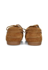 Bruine suède mocassins met een ronde neus, decoratieve stiksels en veterstrikjes aan de achterkant. Duurzame rubberen loopzool met minimale profiel.