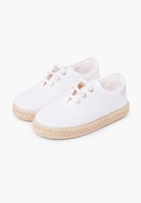 Espadrilles blanches en toile avec semelles en jute texturé, bout rond et design à lacets avec œillets en ton doré et couture contrastante.