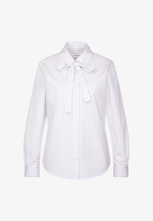 Witte blouse met lange mouwen en dunne verticale blauwe strepen, knoopsluiting aan de voorkant en een strikdetail aan de kraag.