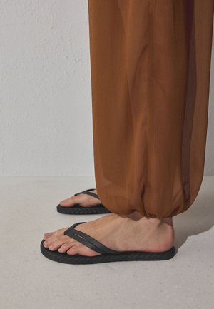 Next, REGULAR FIT  BRAIDED FLIP FLOPS   - Badesandale - black