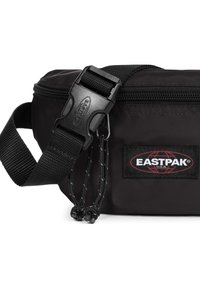 Schwarze Nylon-Hüfttasche mit einem Reißverschluss, verstellbarem Gurt und einer Plastik-Schnalle. Verfügt über ein Eastpak-Logo-Patch auf der Vorderseite.