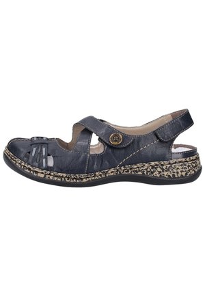 Sandale en cuir bleu marine avec un bout rond, un talon ouvert et une sangle réglable, dotée d'une semelle à motif et d'accents décoratifs.