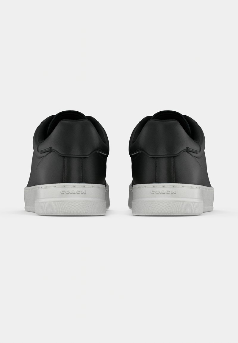 Schwarze Ledersneaker mit glatter Textur, grauer Gummisohle, abgerundetem Zehenbereich und Coach-Logo an der Ferse.