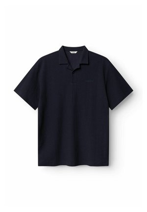 Tengerészkék rövid ujjú galléros póló, hajtott gallérral és kétgombos gallérnyílással, fehér háttérre simítva.