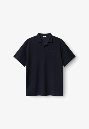 Polo de manga corta azul marino con cuello doblado y tapeta de dos botones, colocado plano sobre un fondo blanco.