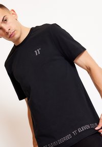 11 DEGREES EMBROIDERY HEM - Camiseta estampada - black